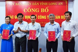 Phó Bí thư Tỉnh ủy, Chủ tịch UBND tỉnh Long An Trần Văn Cần trao các quyết định về công tác cán bộ.