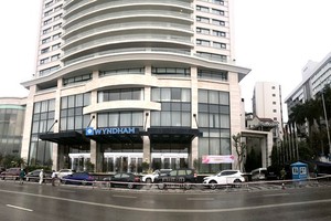 Xung quanh khách sạn Wyndham đều được lực lượng chức năng phong tỏa. (Nguồn: Báo Quảng Ninh).