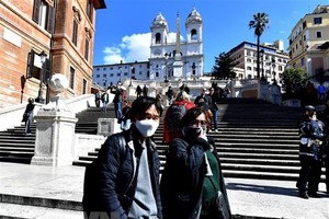 Người dân và du khách đeo khẩu trang phòng lây nhiễm COVID-19 tại Venice, Italy, ngày 8/3. (Ảnh: AFP/TTXVN)
