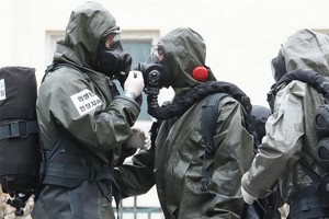 Lính Hàn Quốc chuẩn bị phun khử khuẩn tại thành phố Daegu hôm 9/3. Ảnh: AFP.