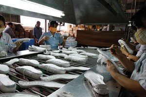 Tại nhiều doanh nghiệp da giày, nguyên liệu hiện chỉ đủ cho sản xuất đến tháng 4.