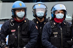 Cảnh sát chống bạo động bên ngoài nhà tù ở thành phố Modena, Italy hôm 9/3. Ảnh: AFP.