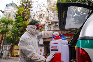 Hà Nội tiến hành phun khử trùng ngăn dịch. (Ảnh: Minh Sơn/Vietnam+).