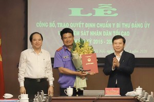 Viện trưởng Viện Kiểm sát nhân dân tối cao Lê Minh Trí và Phó Bí thư Đảng ủy Khối cơ quan Trung ương Trương Xuân Cừ chúc mừng đồng chí Nguyễn Huy Tiến.