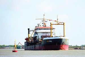 Vinawaco là doanh nghiệp uy tín trong lĩnh vực nạo vét thông luồng. Trong ảnh: Tàu nạo vét bùn Long Châu của Vinawaco.