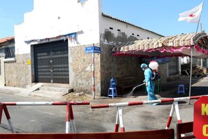 Khu vực cách ly được phun xịt khử khuẩn 2 lần/ ngày. (Ảnh: Nguyễn Thanh/TTXVN).