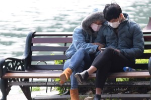 Dịch bệnh diễn biến bất ngờ giúp bảo hiểm Corona bán chạy