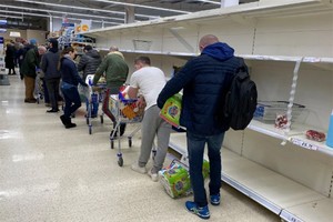 Người Anh 'càn quét' siêu thị