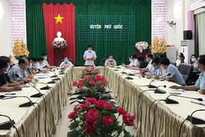 Ban chỉ đạo phòng, chống Covid-19 tỉnh Kiên Giang làm việc với huyện Phú Quốc đến tận khuya 15/3.