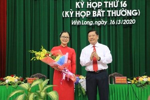 Bí thư Tỉnh ủy Vĩnh Long Trần Văn Rón chúc mừng đồng chí Nguyễn Thị Quyên Thanh.