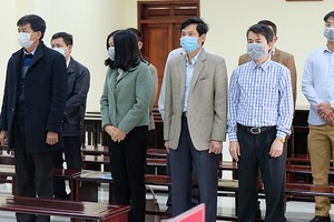 Lê Mạnh Hà (áo khoác đen bên trái) và các bị cáo tại toà.