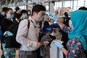 Kiểm tra thân nhiệt tại sân bay quốc tế Kuala Lumpur, Malaysia. (Nguồn: AFP/TTXVN).