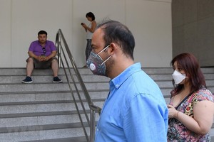 Người dân đeo khẩu trang để phòng tránh lây nhiễm COVID-19 tại Santiago, Chile. (Ảnh: THX/ TTXVN).