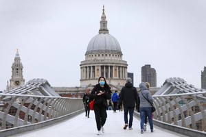 Người dân đeo khẩu trang phòng lây nhiễm COVID-19 tại London, Anh, ngày 9/3/2020. (Nguồn: THX/TTXVN).