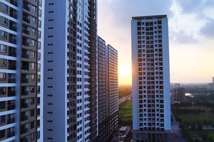 Doanh nghiệp bất động sản chịu áp lực kép