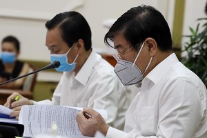 Chủ tịch UBND TP.HCM Nguyễn Thành Phong (phải) phát biểu tại cuộc họp. Ảnh: Trung tâm báo chí TP HCM.