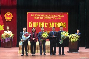 Đại diện lãnh đạo tỉnh Cao Bằng tặng hoa chúc mừng Tân Phó Chủ tịch Ủy ban nhân dân tỉnh Cao Bằng Lê Hải Hòa (người đứng giữa).