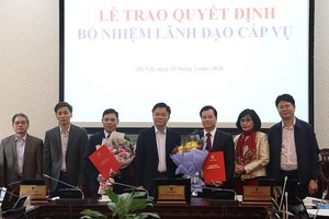 Bộ trưởng Bộ Tư pháp Lê Thành Long (giữa) trao quyết định cho các nhân sự mới được bổ nhiệm. Ảnh: Cổng TTĐT Bộ Tư pháp.