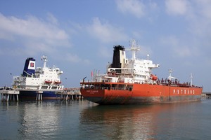 Hoạt động xuất bán xăng dầu tại cảng Nhà máy lọc dầu Dung Quất.