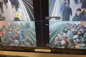 London vẫn tấp nập trong ngày đầu tiên sau lệnh phong tỏa