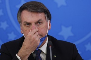 Tổng thống Brazil Jair Bolsonaro tại cuộc họp báo về Covid-19 ở Brasilia hôm 20/3. Ảnh: AFP.