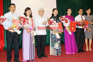 Lãnh đạo tỉnh Bình Phước trao quyết định và chúc mừng các cán bộ được Ban Bí thư Trung ương Đảng chuẩn y chức vụ mới.