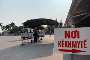 Chốt kiểm dịch và khai báo y tế tại thành phố Móng Cái, tỉnh Quảng Ninh. (Ảnh: Thuỳ Giang/Vietnam+)