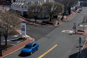 Các cửa hàng trên con phố trung tâm thị trấn Westport, bang Connecticut, Mỹ đóng cửa do Covid-19. Ảnh: NY Times.