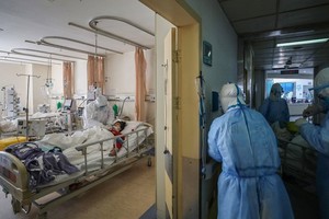 Chăm sóc bệnh nhân Covid-19 tại buồng bệnh ở thành phố Vũ Hán, Trung Quốc, hồi tháng 2/2020. Ảnh: AFP.