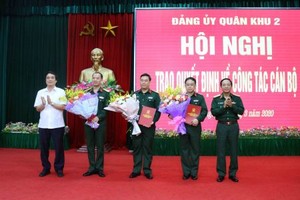 Bí thư Tỉnh ủy Phú Thọ Bùi Minh Châu và Thiếu tướng Trịnh Văn Quyết chúc mừng các cán bộ được điều động, bổ nhiệm.