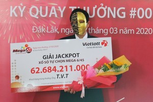 Ông T. đến nhận giải tại chi nhánh Vietlott. 