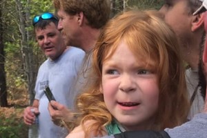 Bé gái Vadie Sides 4 tuổi khi được tìm thấy trong khu rừng. Ảnh: AP.