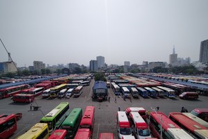 TP.HCM: Máy báy, xe khách và buýt sông xếp hàng dài do ảnh hưởng Covid-19 