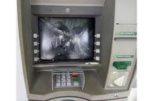 Không rút được tiền, Tuấn bực mình đập vỡ màn hình cây ATM (ảnh minh họa).