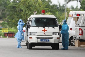 Xe cấp cứu vận chuyển bệnh nhân nCoV tại Bệnh viện Bệnh nhiệt đới Trung ương.