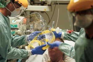 Nhân viên y tế điều trị cho bệnh nhân Covid-19 tại một bệnh viện Erasme ở Brussels, Bỉ hôm 27/3. Ảnh:AFP.