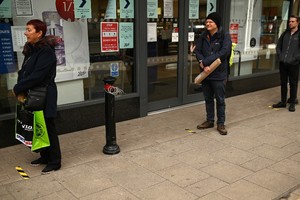 Người dân xếp hàng ngoài một hiệu thuốc tại thủ đô London hôm 30/3. Ảnh: AFP.