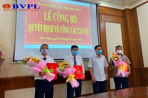 Phó Bí thư Tỉnh ủy, Chủ tịch UBND tỉnh Đắk Nông Nguyễn Bốn (thứ hai bên phải) trao quyết định và tặng hoa cho các cán bộ được điều động, bổ nhiệm.
