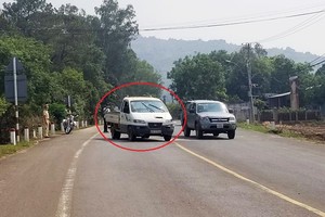 Bị cảnh sát chặn bắt, nam thanh niên đã bỏ lại ôtô bán tải (khoanh tròn đỏ) vừa cướp rồi chạy bộ vào rừng.