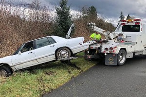 Chiếc xe của nghi phạm bị kéo đi sau vụ tai nạn. Ảnh: CNN.