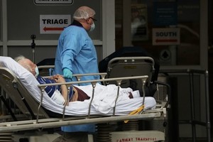 Nhân viên y tế tiếp nhận bệnh nhân ở New York ngày 3/4. Ảnh: AFP.