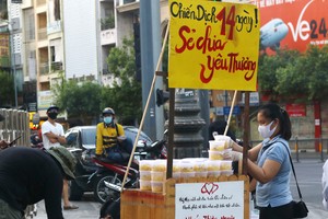 TP.HCM: Xúc động những hình ảnh chung tay giúp đỡ các hoàn cảnh khó khăn mùa dịch