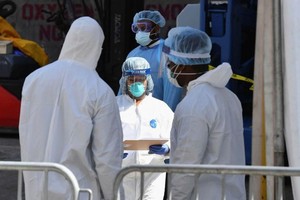 Mỹ đang trong tình trạng thiếu hụt nghiêm trọng thiết bị bảo hộ cá nhân. (Nguồn: AP).