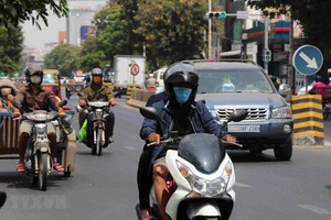 Người dân đeo khẩu trang phòng dịch COVID-19 tại Phnom Penh, Campuchia ngày 25/3/2020. (Ảnh: THX/TTXVN).