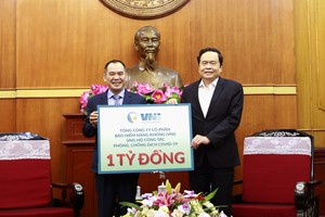 Ông Trần Trọng Dũng - Tổng Giám đốc VNI trao ủng hộ 1 tỷ đồng công tác phòng chống dịch Covid.