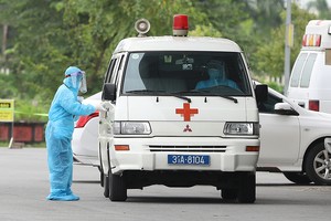 Xe vận chuyển bệnh nhân Covid-19 ở Bệnh viện Bệnh Nhiệt đới Trung ương, Hà Nội.