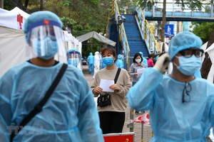 Nhân viên y tế Hà Nội được trang bị đầy đủ quần áo bảo hộ theo đúng quy định phục vụ trạm di động lấy mẫu xét nghiệm. (Ảnh: Minh Quyết/TTXVN).