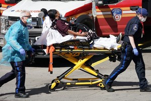 Bệnh nhân Covid-19 được nhập viện tại New York hôm 6/4. Ảnh: AFP.
