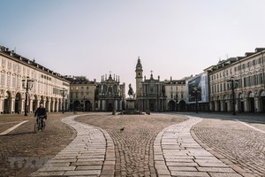 Cảnh vắng vẻ trên Quảng trường ở Turin, Italy do dịch COVID-19, ngày 4/4/2020. (Ảnh: THX/TTXVN).