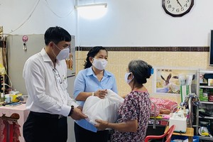 Nhiều doanh nghiệp giúp người nghèo vượt qua dịch Covid-19 